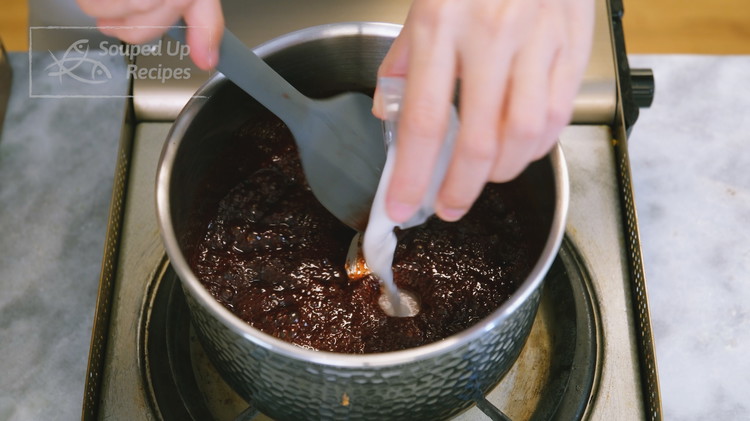 Image of Quickly mix 1 tsp of tapioca starch with 1.5 tsp of water and add to the saucepan. Stir until the sauce becomes thick, like a cream. Turn off the heat and let it cool.