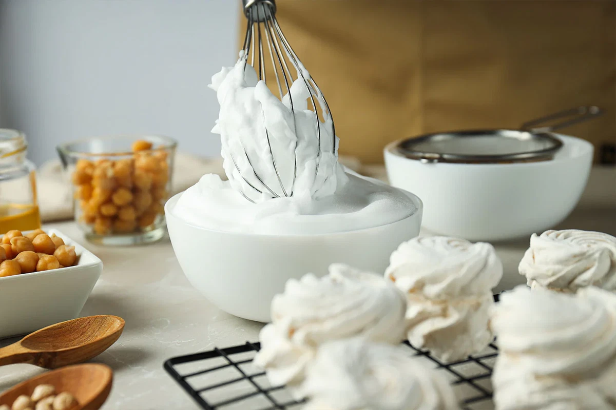 Che cos'è l'aquafaba? Il sostituto perfetto dell'uovo per la cucina vegana