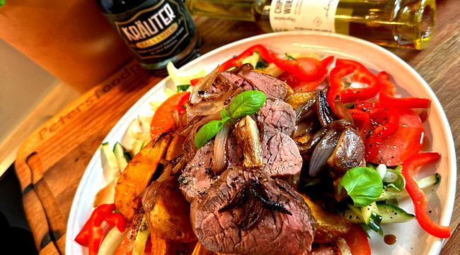 Image of Rinderfilet Rezept mit knusprigen Kartoffelecken und frischem Salat