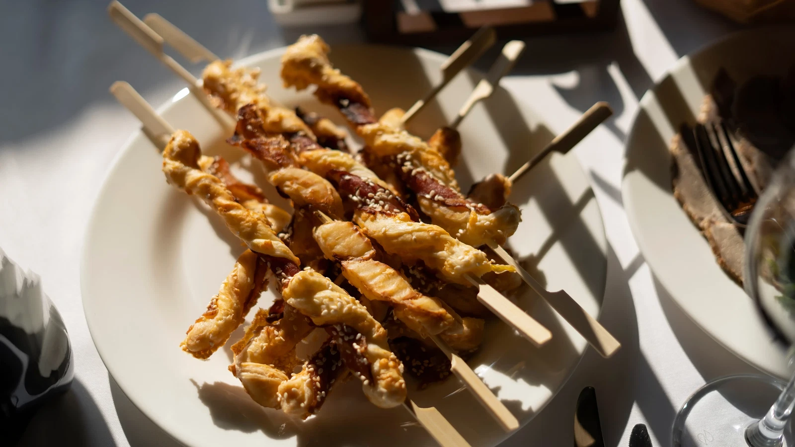 Image of Knusprige Bacon-Knoblauch-Teigspieße vom Grill