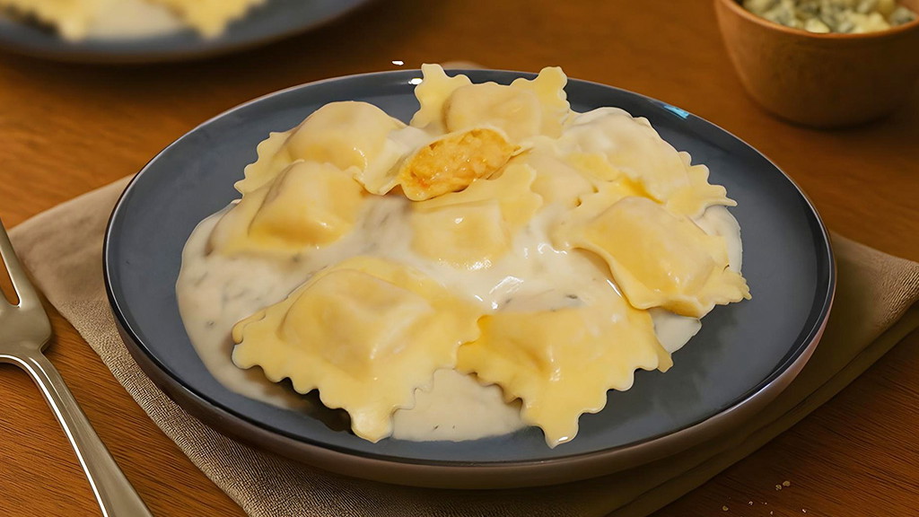 Image of Raviolones de Calabaza con salsa cremosa de roquefort
