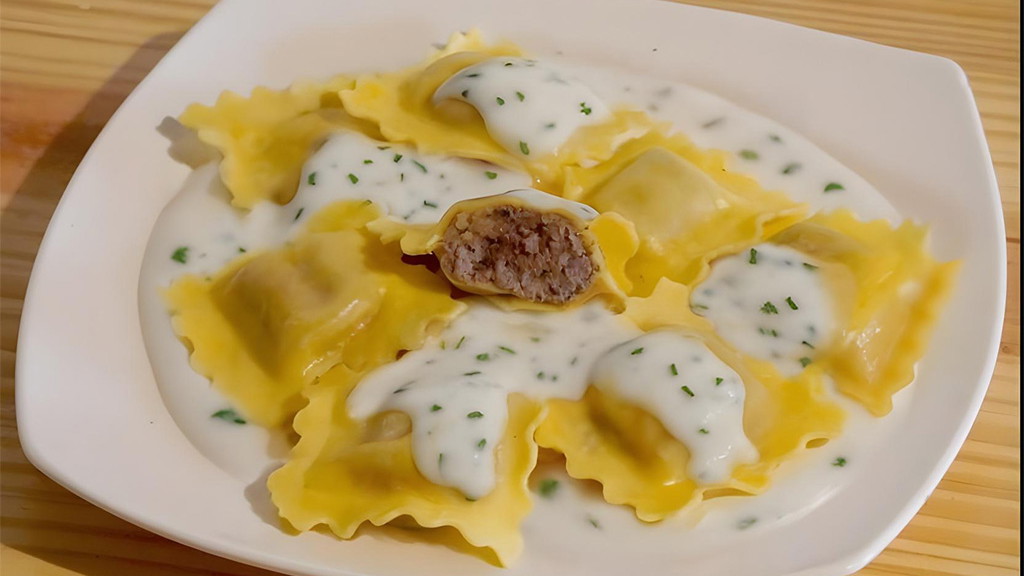 Image of Raviolones de Hongos con salsa de crema y ciboulette