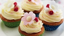 Dainty floral cupcakes
