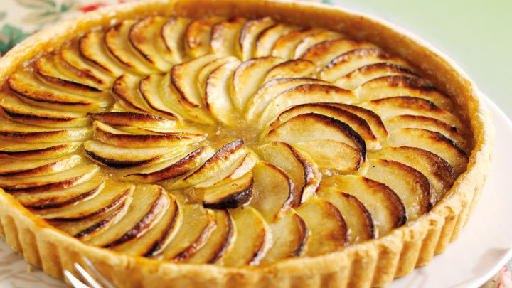 Treacle Tart with Glazed Apples