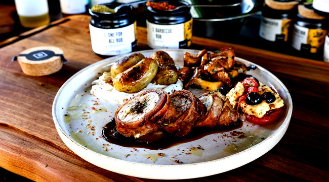 Image of Gefülltes Schweinefilet mit Fetakäse und Oliven im Speckmantel