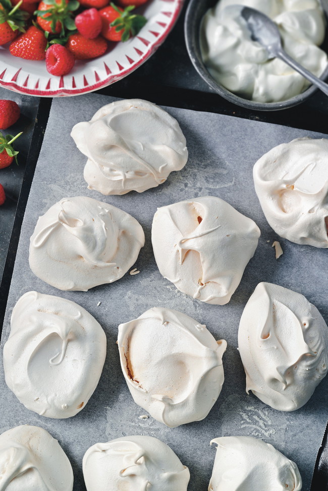 10 small meringues on a baking tray