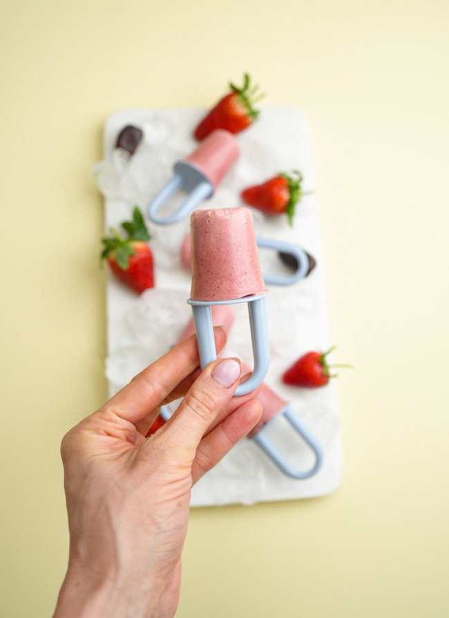 Image of Enkel och krämig jordgubbsyoghurtglass