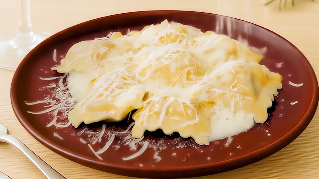 Image of Raviolones de Calabaza con crema y parmesano