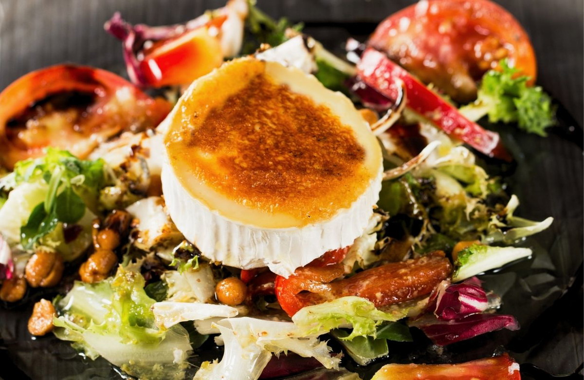 Warm Goat Cheese Salad with Pear & Toasted Nuts 🥗 