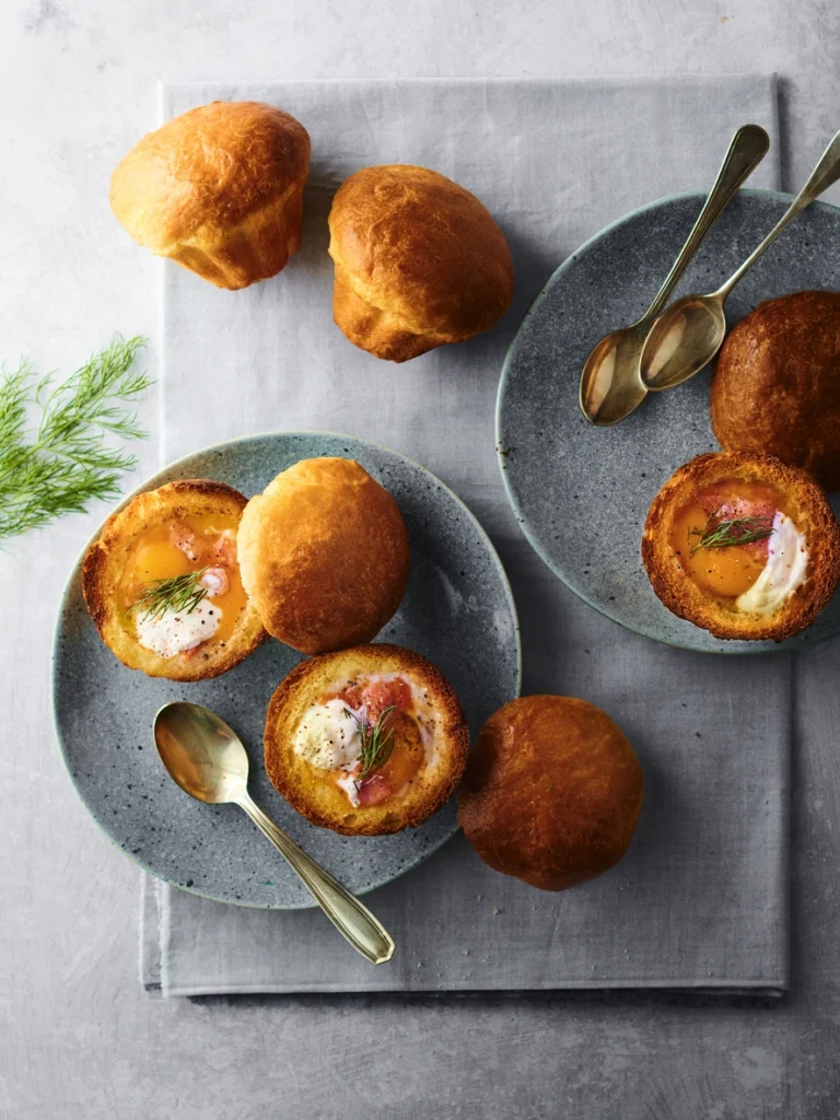 Egg cocotte in brioches, smoked salmon, dill
