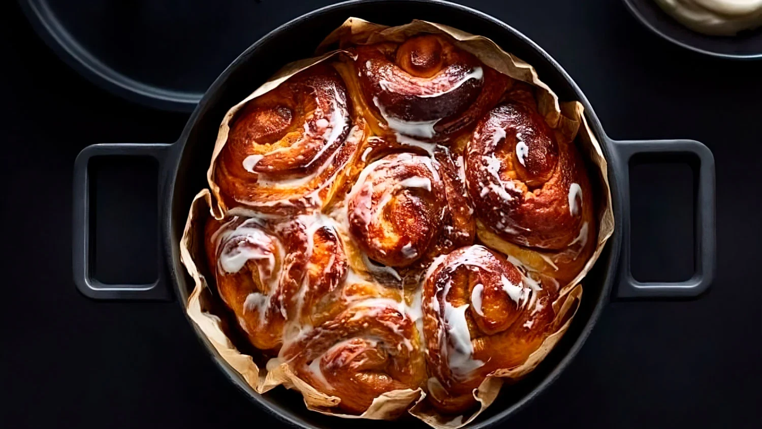 Image of Cinnamon rolls de canela y cardamomo con glaseado de lavanda