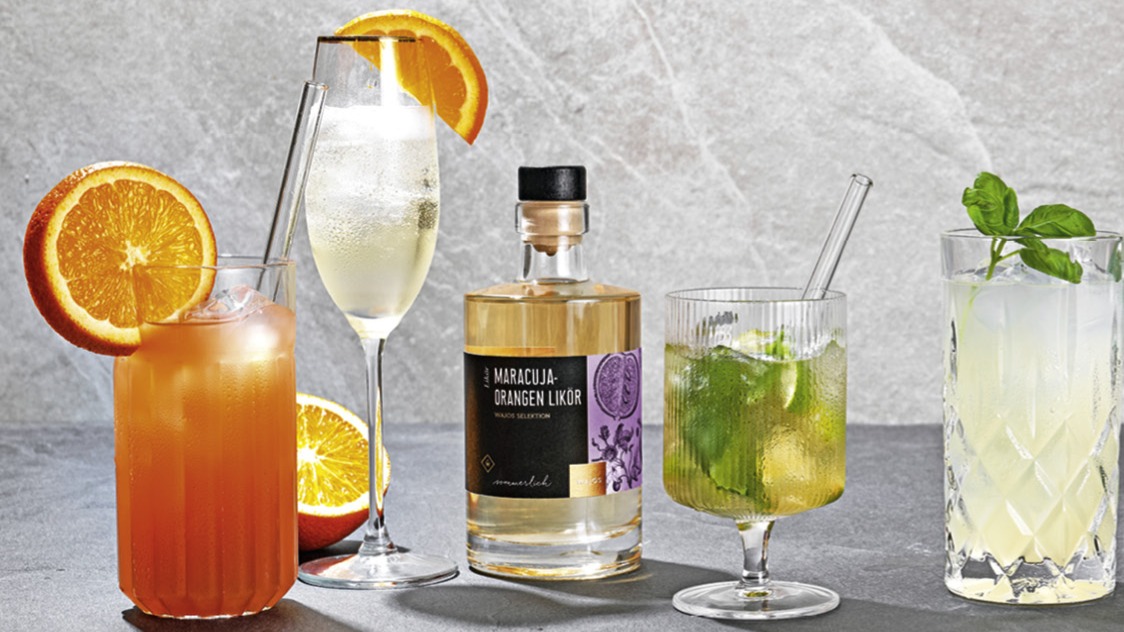 Cocktail mit Ginger Ale und Likör