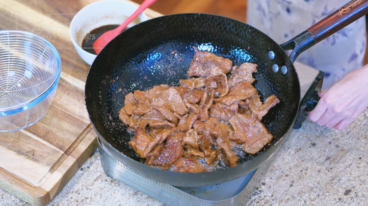 Image of Heat your wok until smoking hot, add the 3 tablespoons of oil, and stir-fry the beef over high heat for 1.5 minutes or until the meat slices are lightly charred on the edge. Remove the beef from the wok and...