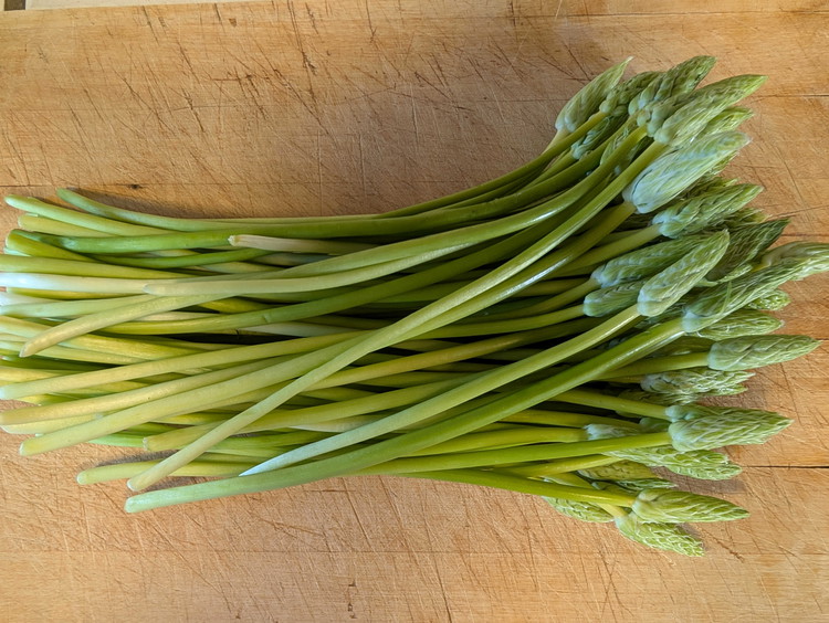 Image of 2️⃣ Prépare les asperges : rince-les et coupe les extrémités dures. Coupe-les en tronçons de 4-5 cm.