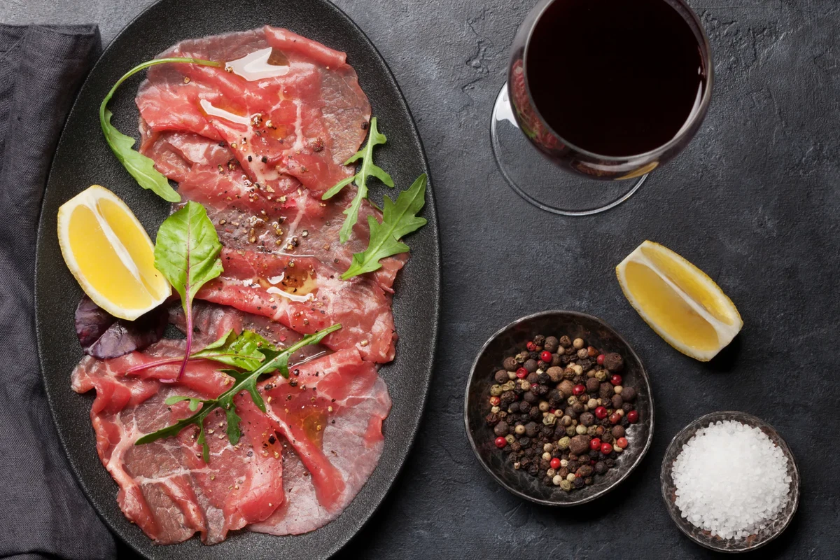 Wie man Rinder-Carpaccio zu Hause macht (einfaches Rezept)