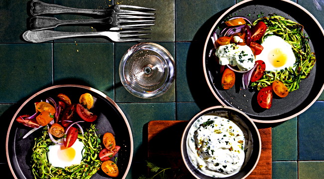 Image of Zoodles mit Tomatensalat