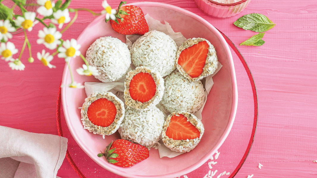 Image of Porridge-Pralinen mit Erdbeeren und Kokos