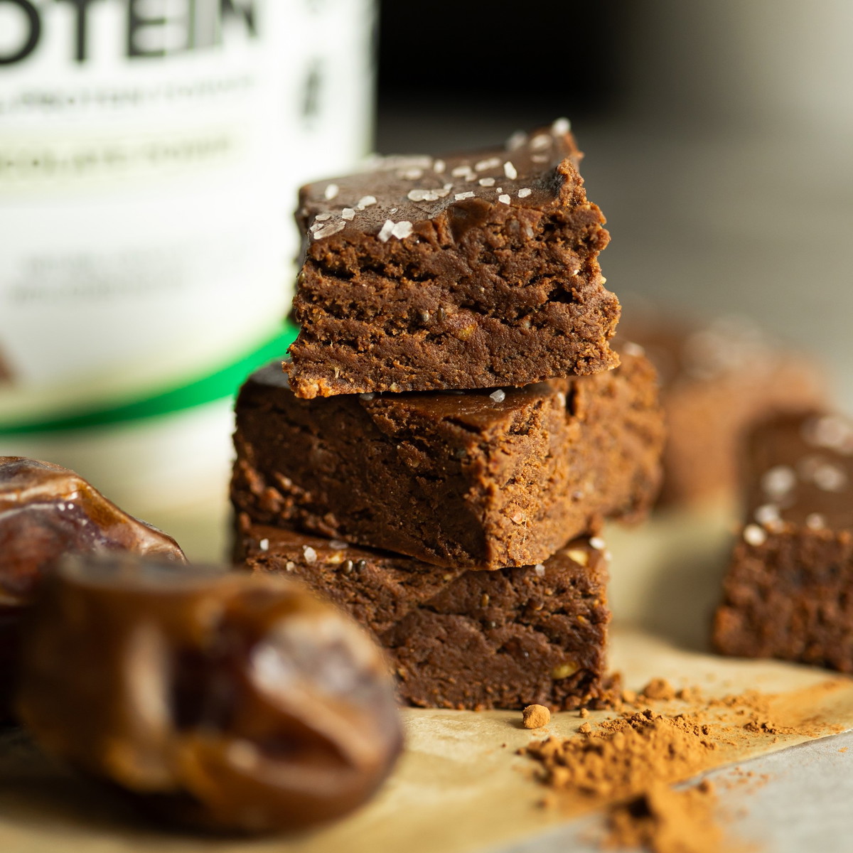 Healthy 4-Ingredient No-Bake Vegan Fudge (Flourless & Easy!)