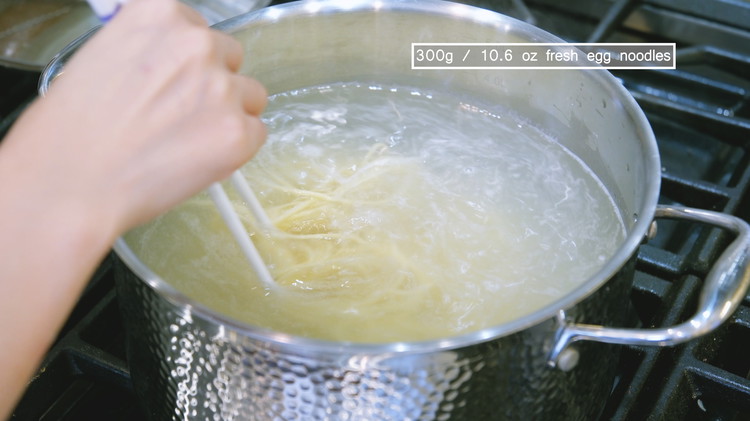 Image of Add the fresh egg noodles to boiling water and cook over medium heat for 2-3 minutes. If using dried egg noodles, please follow the cooking instructions on the package.