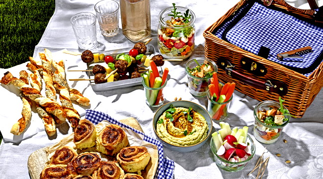 Image of Avocado-Hummus mit Gemüsesticks