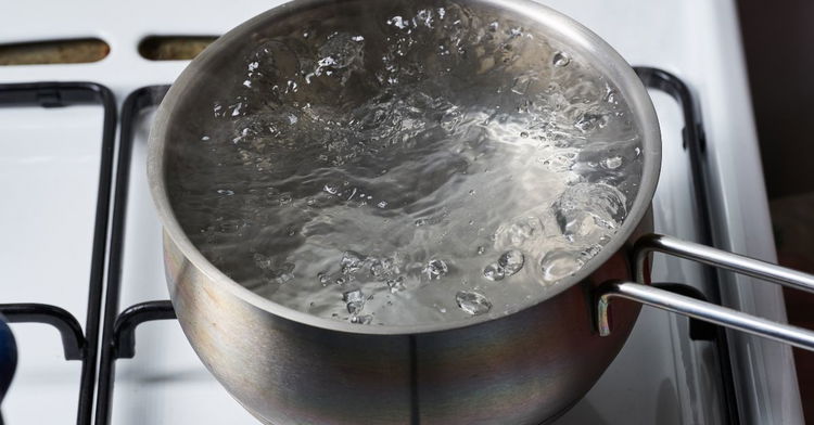 Image of 2️⃣ Porte l’eau à ébullitionFais chauffer une casserole d’eau salée....