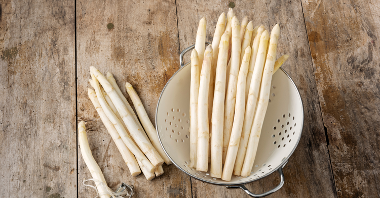 Image of 2️⃣ Pré-cuisson express (facultatif mais malin)Plonge les asperges 2 minutes dans de l’eau bouillante salée puis rafraîchis-les. Cette blanchiture uniformise la chair et fixe leur teinte ivoire.
