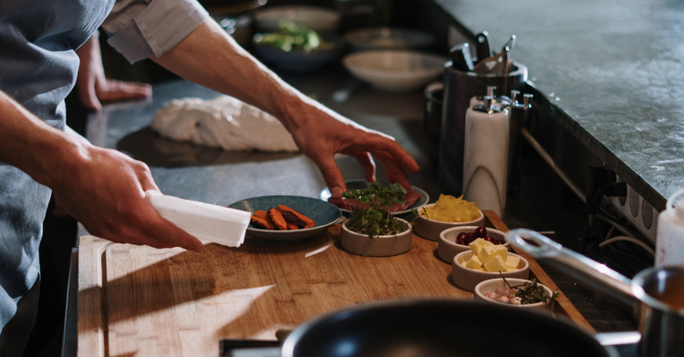 Image of 5️⃣ Assaisonne et dresseFleur de sel, tour de poivre, filet...