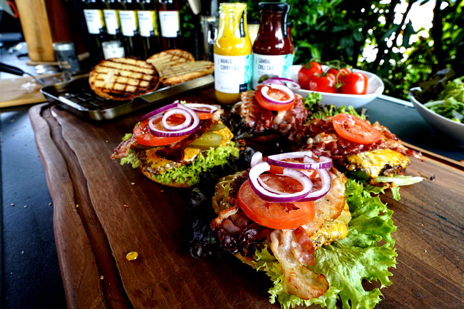 Image of Chili Cheeseburger mit Bacon & Mango-Curry-Sauce
