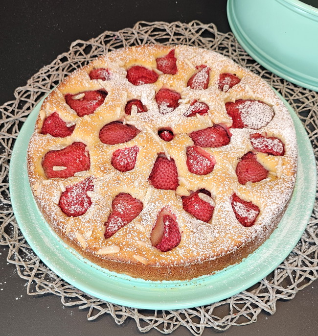Image of Joghurt-Rührkuchen mit Erdbeeren
