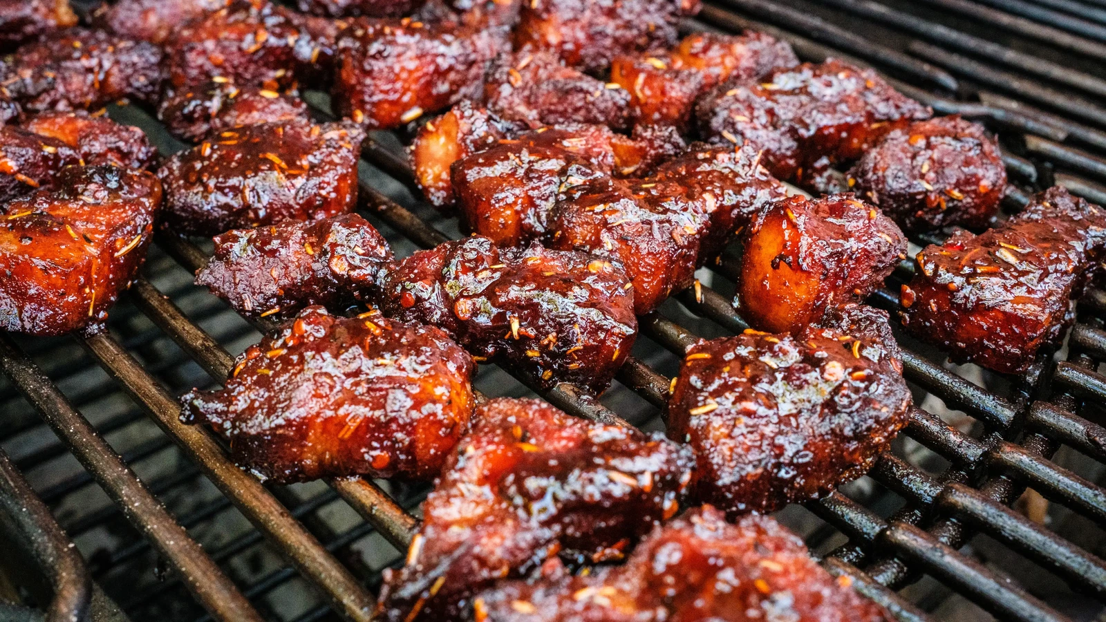 Image of Pork Belly Burnt Ends Rezept – Süß-würziger Schweinebauch vom Grill