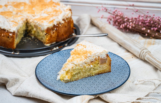 Image of Rhabarberkuchen mit Kokosbaiser