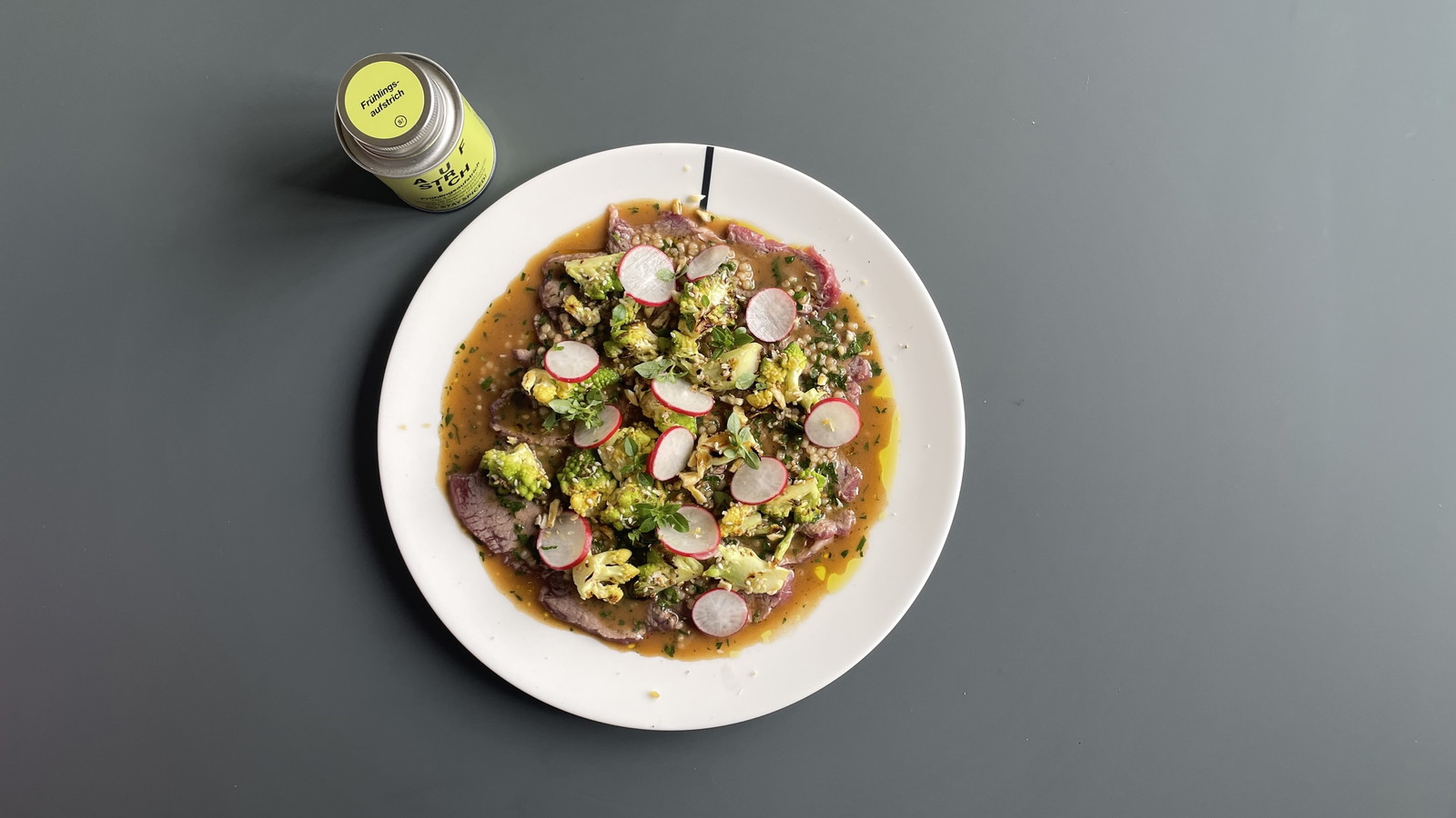 Lauwarmes Lammcarpaccio mit gebratenen Romanesco, Radieschen & Perlgraupen: 