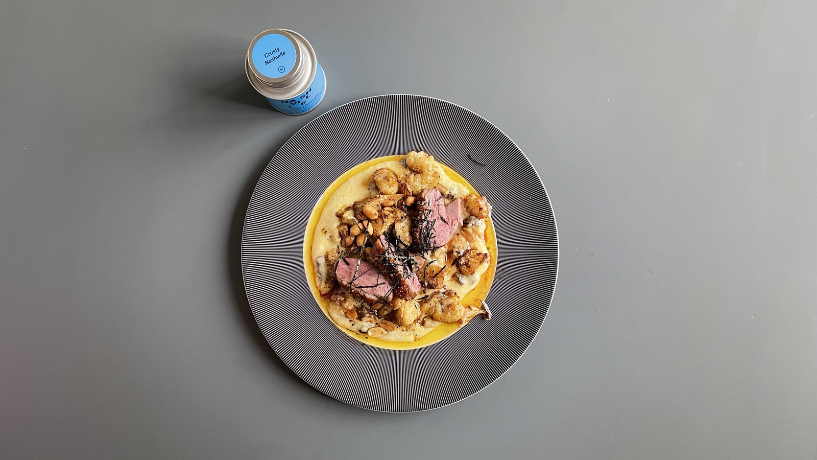 Entenbrust mit Rosinenrahmpolenta, geröstetem Blumenkohl und Noriblätter