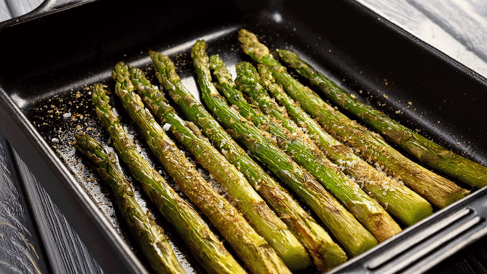 Roasting pan with asparagus
