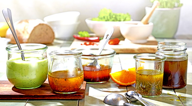 Image of Feuriges Orangen-Dressing mit Chili & Senf