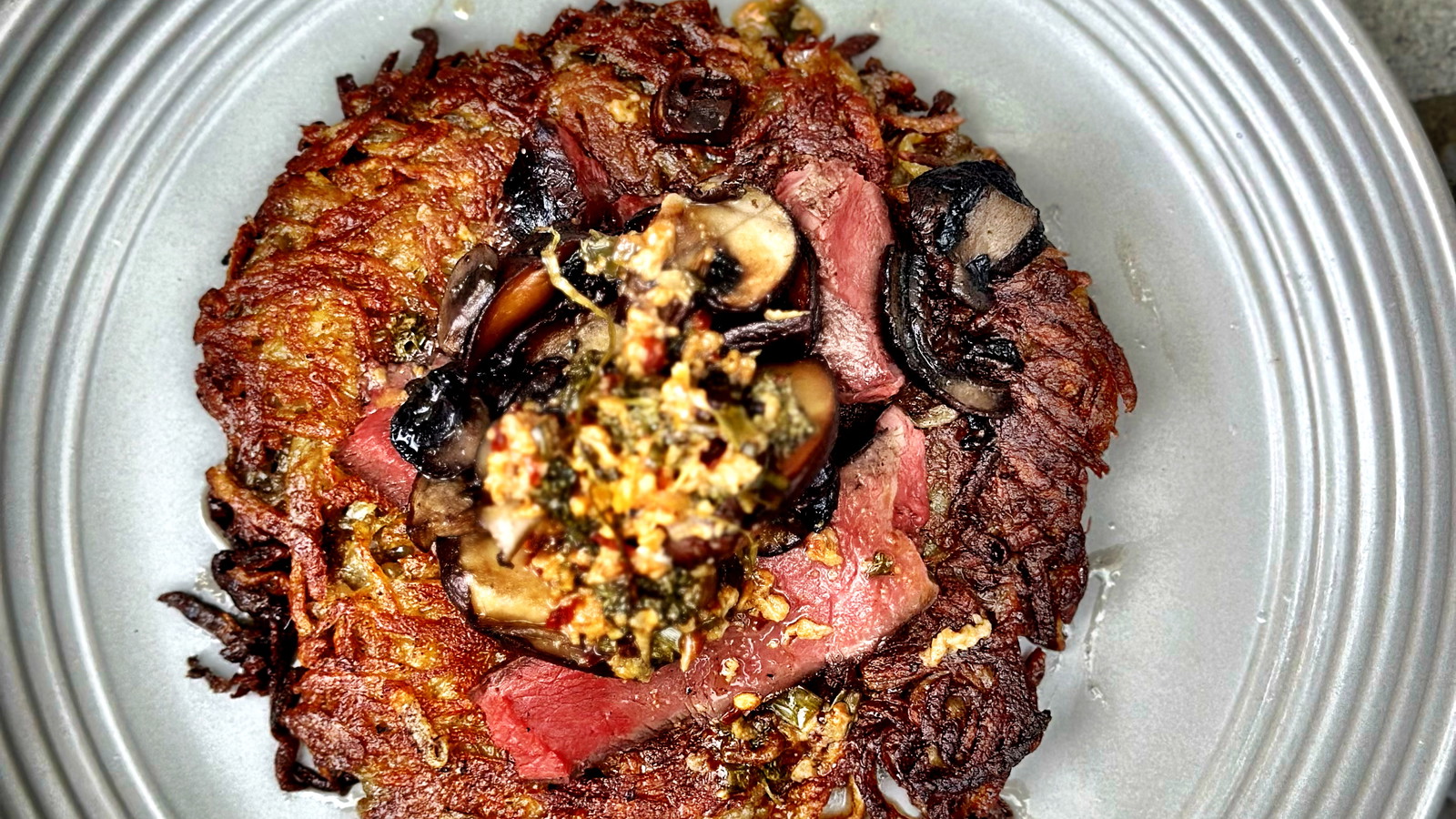Image of Reninnfilet, Kartoffelpuffer mit Cowboybutter