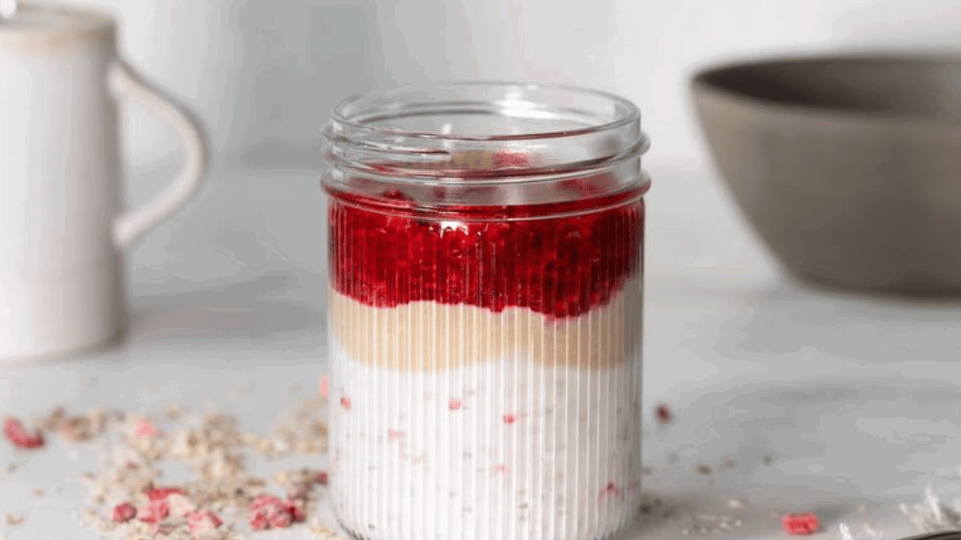 Image of Fruchtiges Zimt-Vanille Beeren Porridge mit Dattel-Karamell 