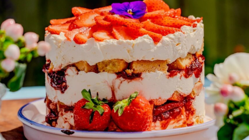 Image of No-bake strawberry and white chocolate shortbread cake