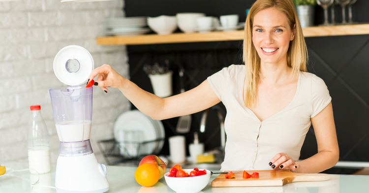 Image of 1️⃣ Première fusionVerse dans le blender : jus d’orange, sucre, lait en poudre, blanc d’œuf en poudre, vanille. Mixe 20 s : le mélange doit être homogène, déjà légèrement clair.