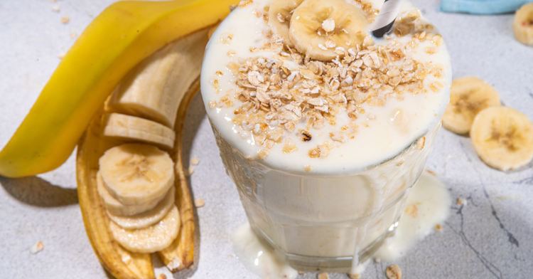Image of 5️⃣ Sers aussitôtVerse dans les verres glacés, parsème de cannelle ou d’avoine. Savoure sans attendre : le smoothie s’oxyde vite !