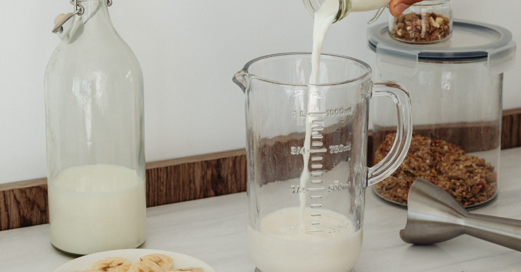 Image of 2️⃣ Charge en mode liquide → solideVerse le lait, puis ajoute les bananes, le yaourt, le miel, la vanille et enfin les glaçons.