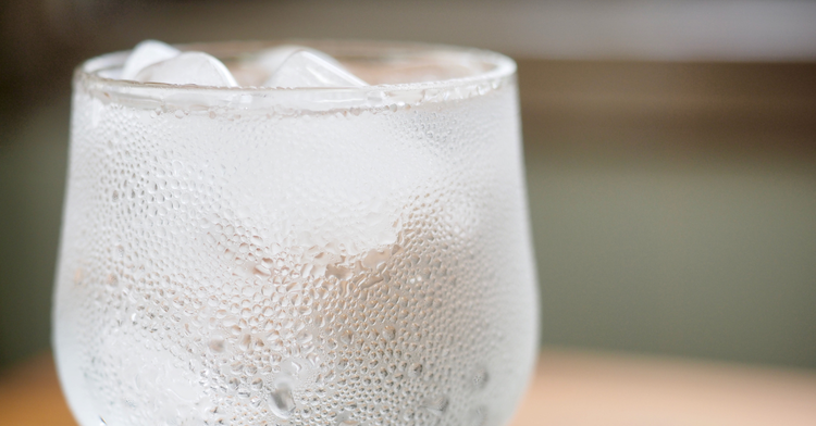 Image of 1️⃣ Refroidis tes verresPlace deux verres au congélateur pendant que tu prépares tes fruits.