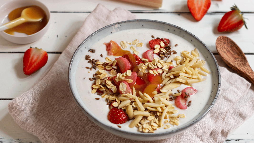 Image of Cremige Hafer-Bowl mit Erdbeeren und Manuka Honig
