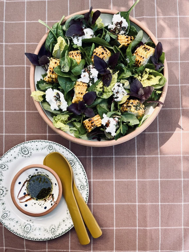 Image of SOMMERSALAT MED GRILLEDE MAJS