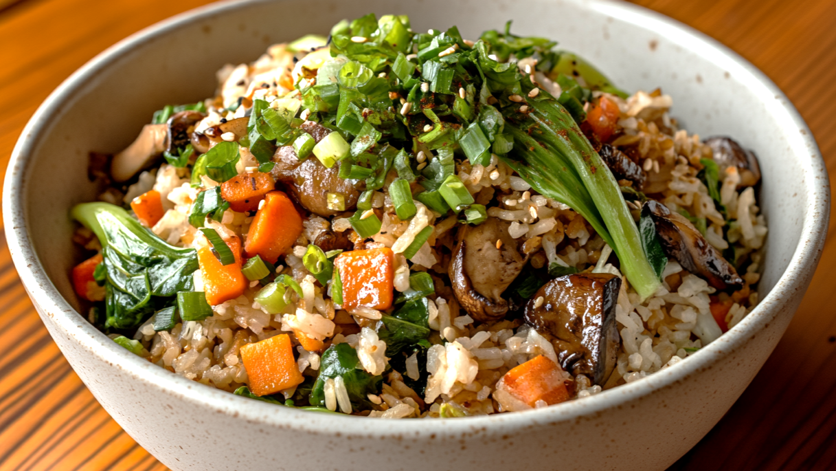 One-Pot Bratreis mit Pak Choi, Shiitake-Pilzen und Möhren, serviert in einer Schale.