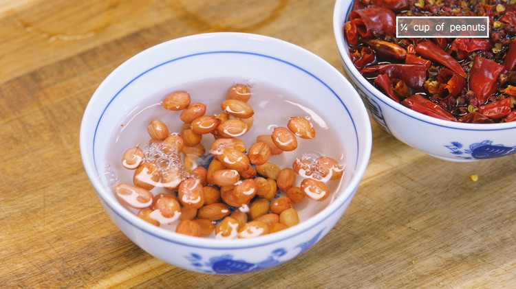 Image of Soak the raw peanuts in clean water for 15 minutes and drain well.