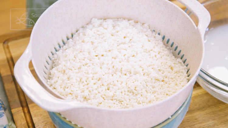 Image of By now, the glutinous rice should be done soaking, drian it well.