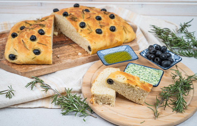 Image of Focaccia mit Oliven und Rosmarin