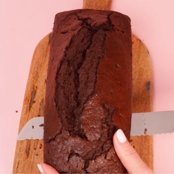 Image of Schatztruhe bauen:Schneide den Kuchen waagerecht in zwei Hälften – der obere Teil wird der Deckel. 