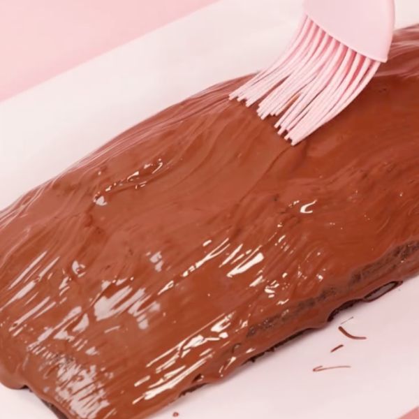 Image of Glasur vorbereiten:Schmelze die Kuvertüre oder Kuchenglasur nach Packungsanleitung. Bestreiche den Kuchendeckel rundherum damit und lass ihn gut antrocknen.